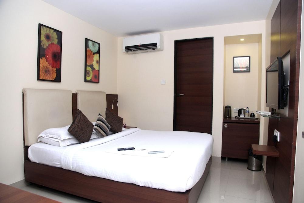 Hotel Concord Galaxy Mumbai Bagian luar foto