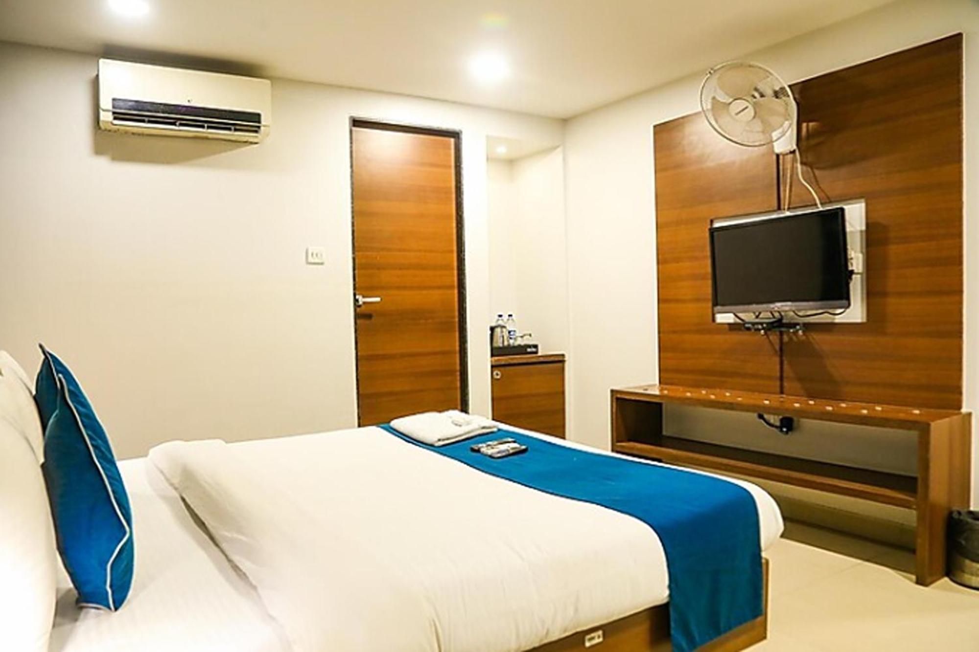 Hotel Concord Galaxy Mumbai Bagian luar foto